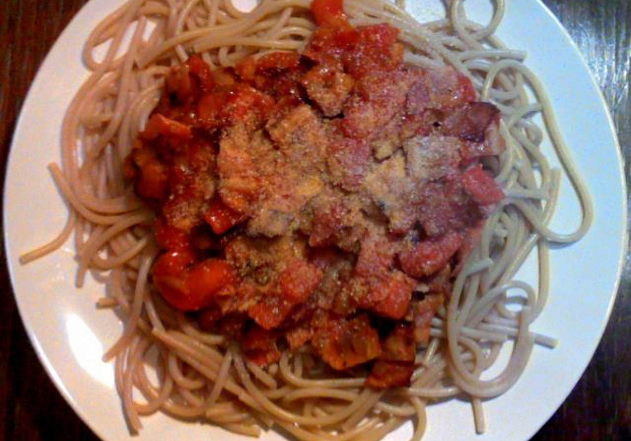 Spaghetti w sosie pomidorowym z boczkiem foto