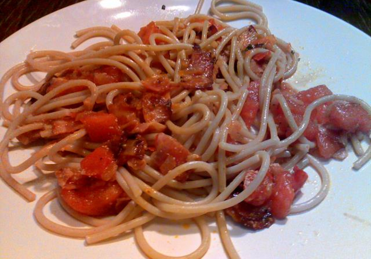 Spaghetti w sosie pomidorowym z boczkiem foto