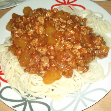 Krok 5 - Spaghetti w sosie pomidorowym z mięsem i cukinią foto