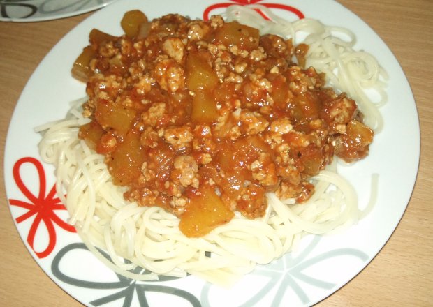 Fotografia przedstawiająca Spaghetti w sosie pomidorowym z mięsem i cukinią