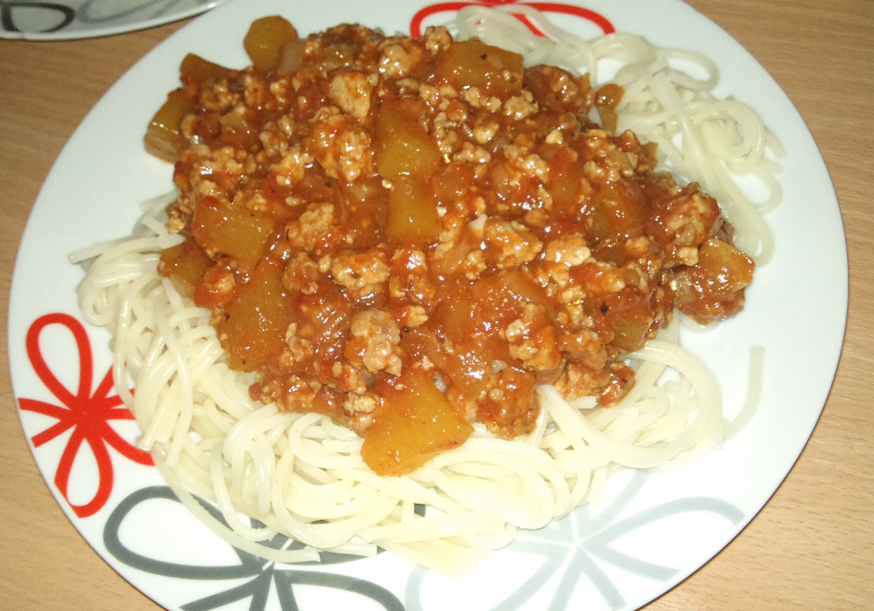 Spaghetti w sosie pomidorowym z mięsem i cukinią foto