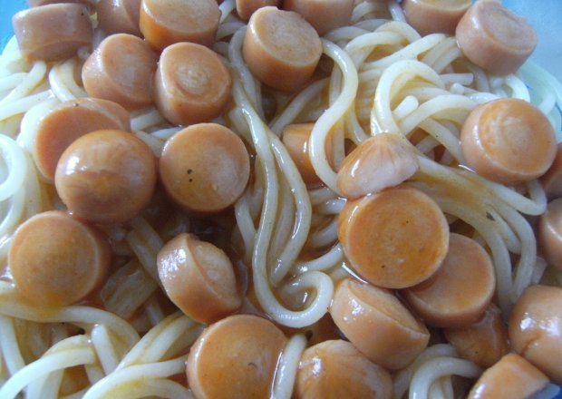 Fotografia przedstawiająca Spaghetti w sosie pomidorowym z parówkami