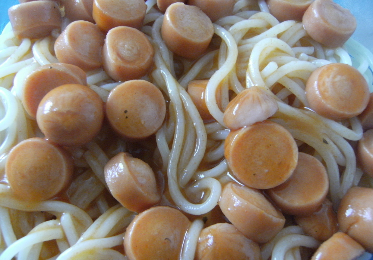 Spaghetti w sosie pomidorowym z parówkami foto