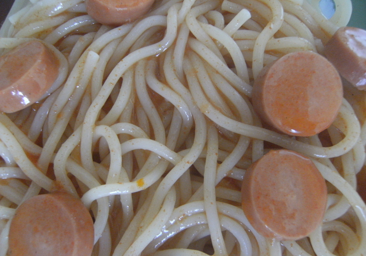 Spaghetti w sosie pomidorowym z parówkami foto