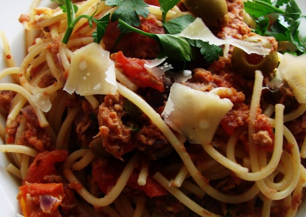Fotografia przedstawiająca Spaghetti w sosie pomidorowym z tuńczykiem