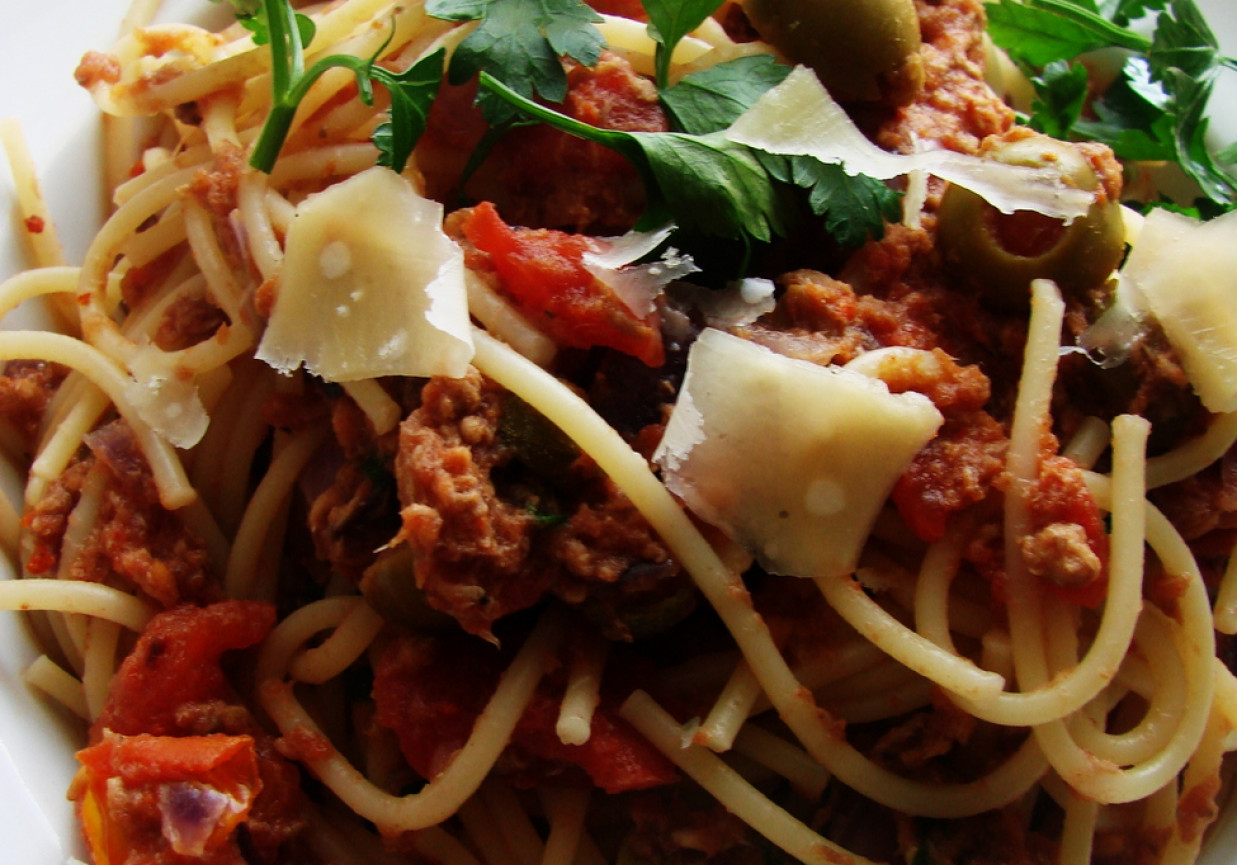 Spaghetti w sosie pomidorowym z tuńczykiem foto