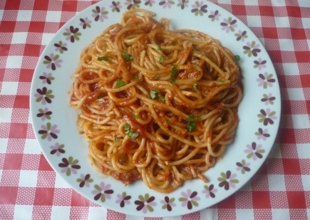 Fotografia przedstawiająca Spaghetti w sosie pomidorowym