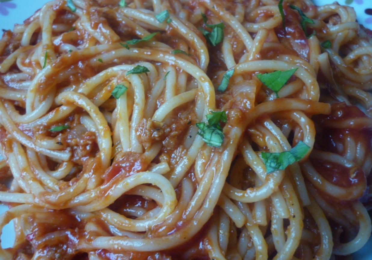 Spaghetti w sosie pomidorowym foto