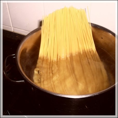 Krok 1 - Spaghetti w sosie serowym z kotletami rybnymi foto