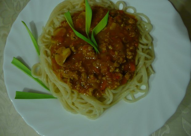 Fotografia przedstawiająca Spaghetti w sosie śmietanowo-pomidorowym.
