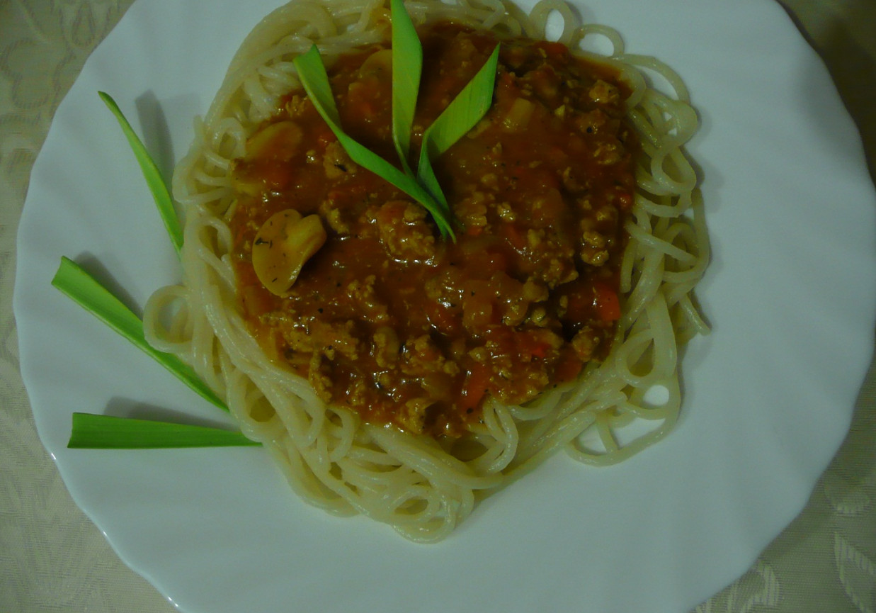 Spaghetti w sosie śmietanowo-pomidorowym. foto
