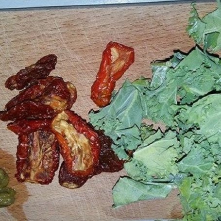 Krok 2 - Spaghetti w sosie śmietanowym z jarmużu i suszonych pomidorów foto