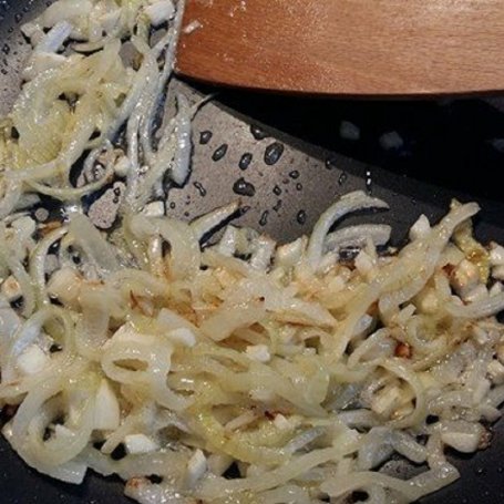 Krok 3 - Spaghetti w sosie śmietanowym z jarmużu i suszonych pomidorów foto