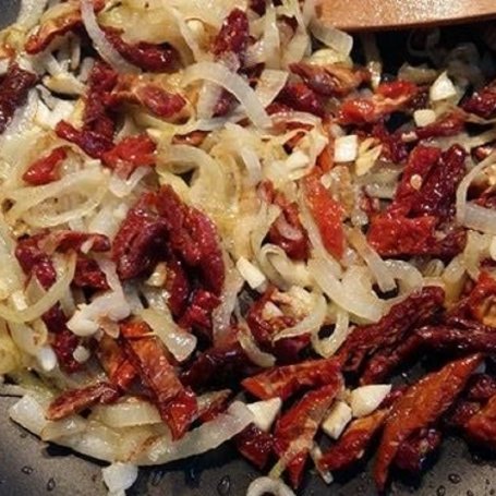 Krok 4 - Spaghetti w sosie śmietanowym z jarmużu i suszonych pomidorów foto