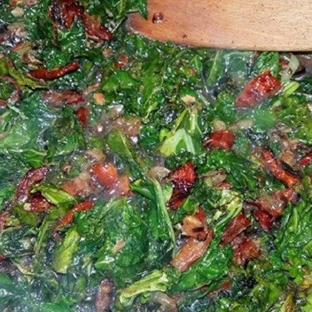 Krok 5 - Spaghetti w sosie śmietanowym z jarmużu i suszonych pomidorów foto