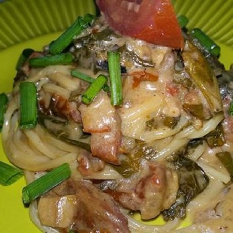 Krok 8 - Spaghetti w sosie śmietanowym z jarmużu i suszonych pomidorów foto