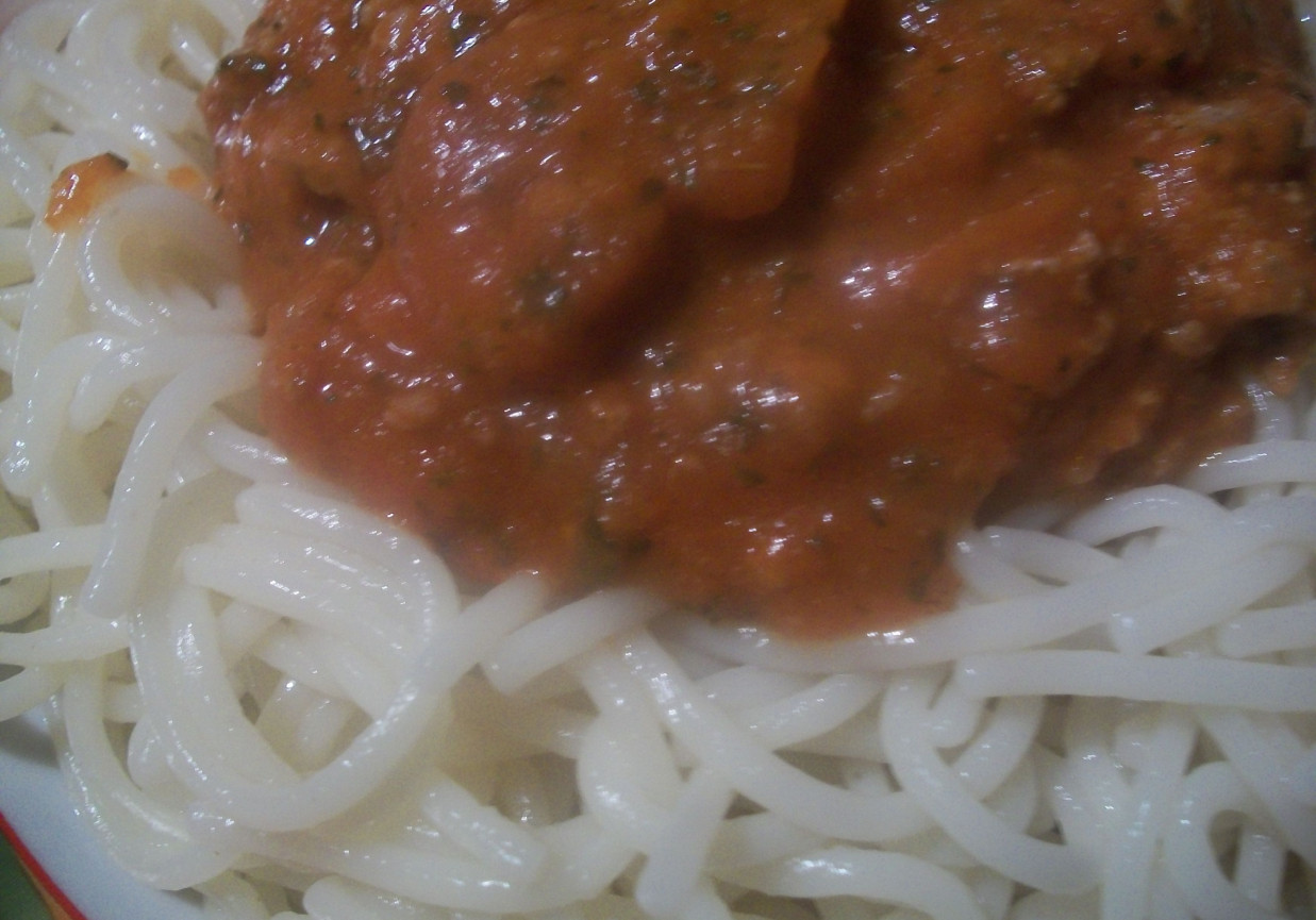 Spaghetti w sosie śmietanowym z szynką i szafranem foto