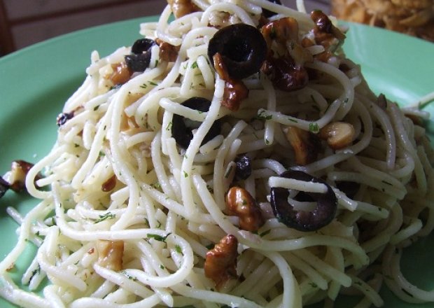 Fotografia przedstawiająca spaghetti z anchois i orzechami