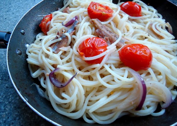 Fotografia przedstawiająca Spaghetti z anchois i pomidorkami