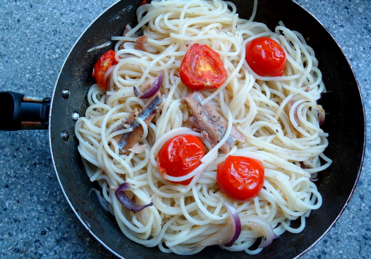 Spaghetti z anchois i pomidorkami foto