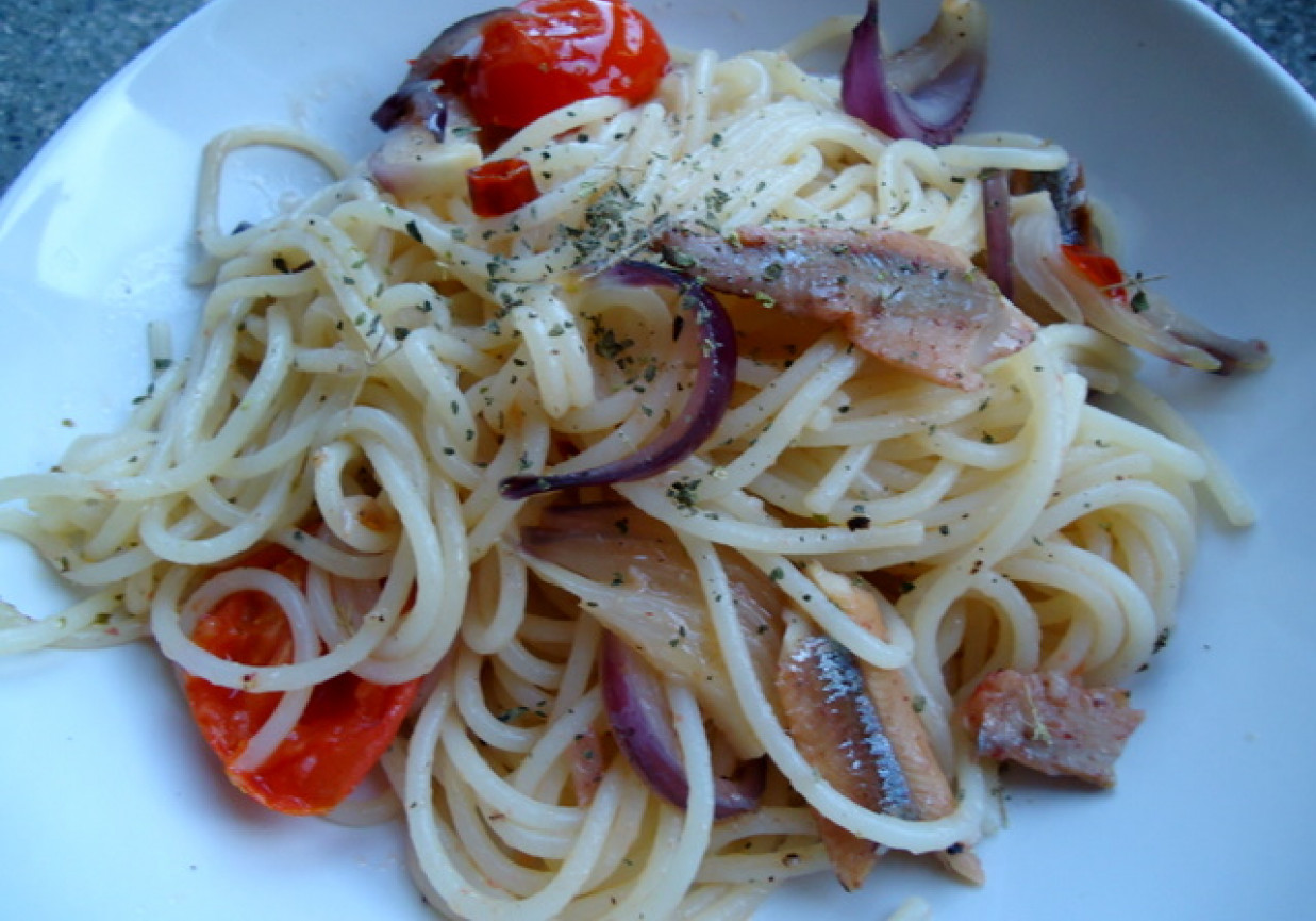 Spaghetti z anchois i pomidorkami foto