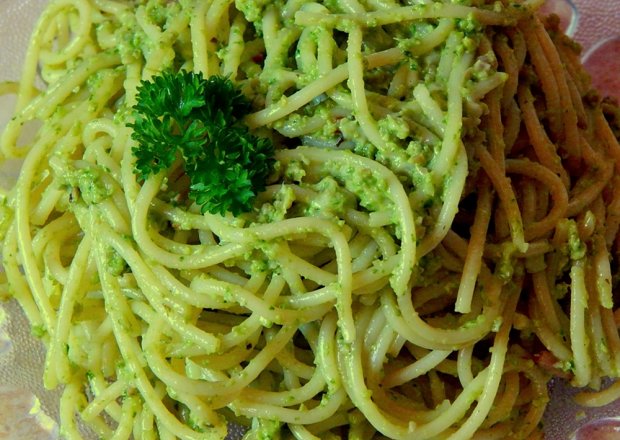 Fotografia przedstawiająca Spaghetti z avocado i zieloną pietruszką