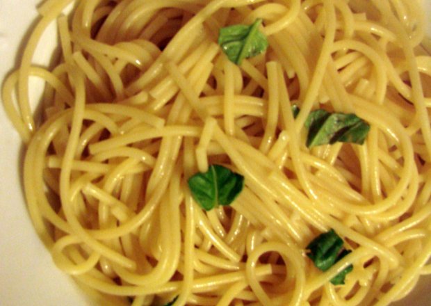 Fotografia przedstawiająca Spaghetti z bazylią i pecorino