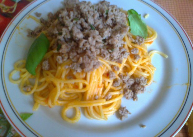 Fotografia przedstawiająca Spaghetti z bazylią na szybko