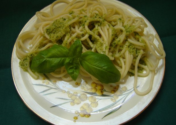 Fotografia przedstawiająca Spaghetti z bazylią