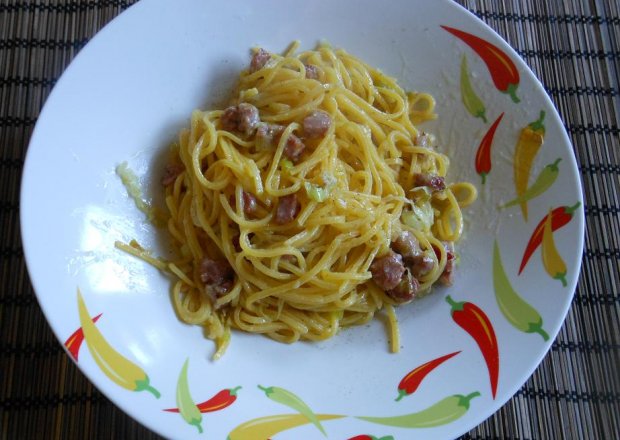 Fotografia przedstawiająca Spaghetti z białą kiełbasą