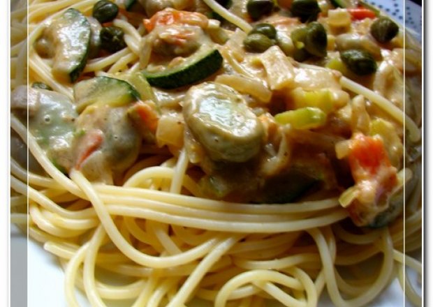 Fotografia przedstawiająca Spaghetti z bobem, cukinią i kaparami...