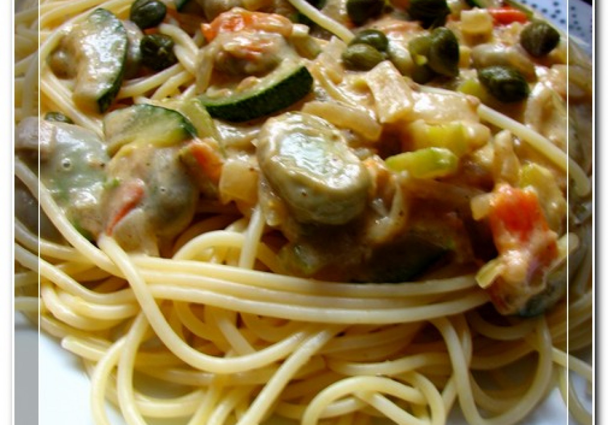 Spaghetti z bobem, cukinią i kaparami... foto