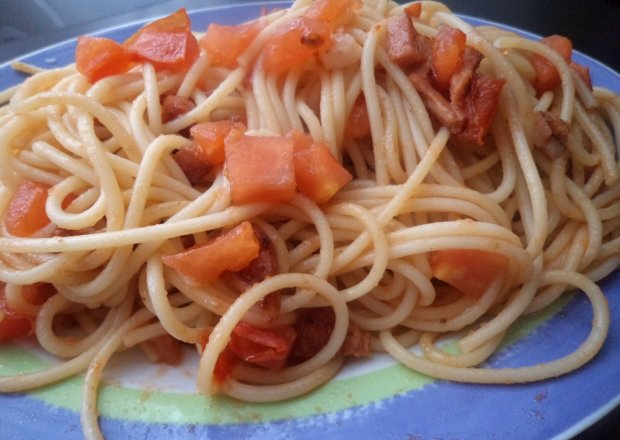 Fotografia przedstawiająca Spaghetti z boczkiem i pomidorami