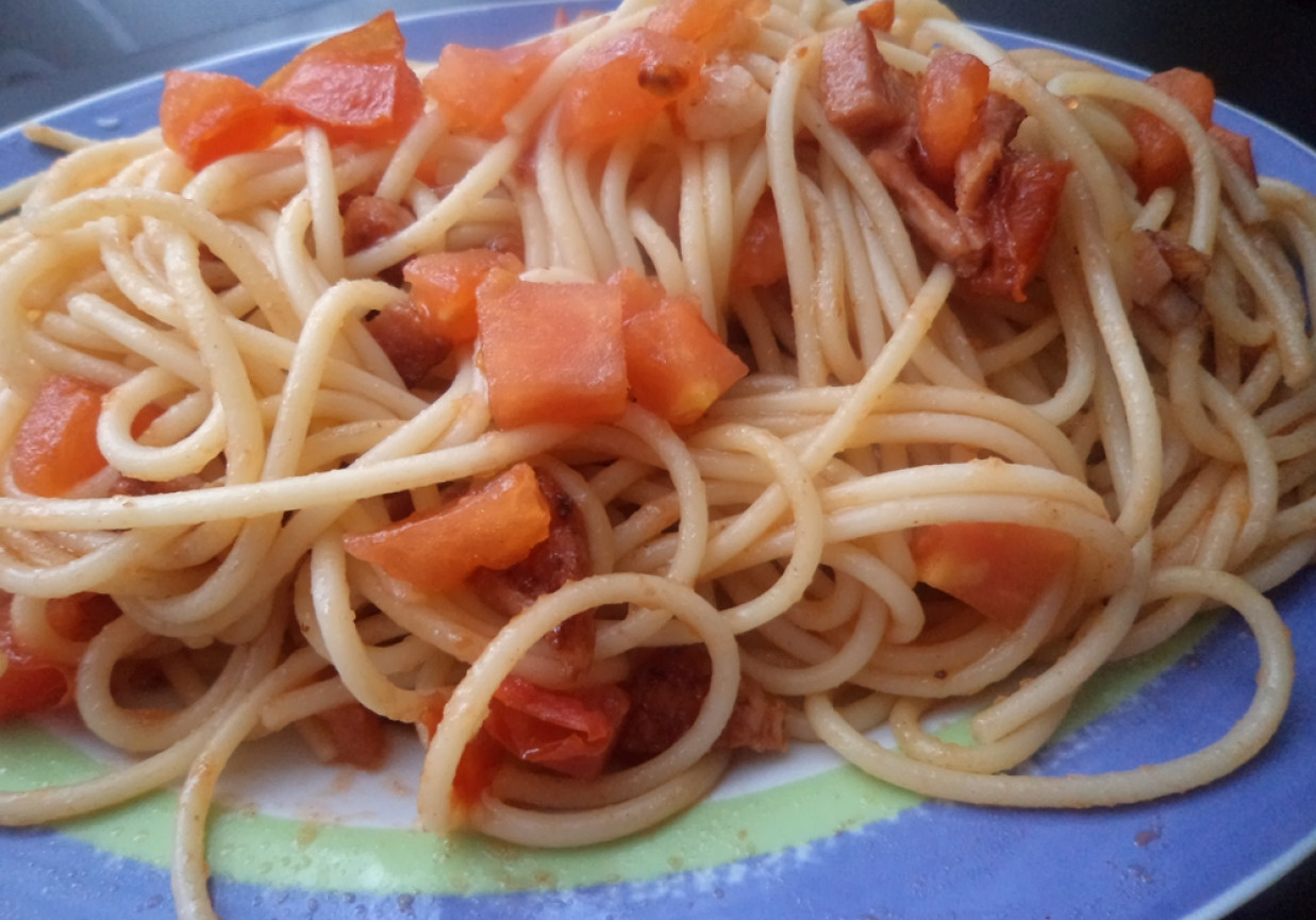 Spaghetti z boczkiem i pomidorami foto