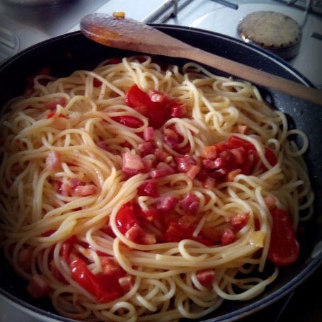 Krok 5 - Spaghetti z boczkiem i pomidorkami foto