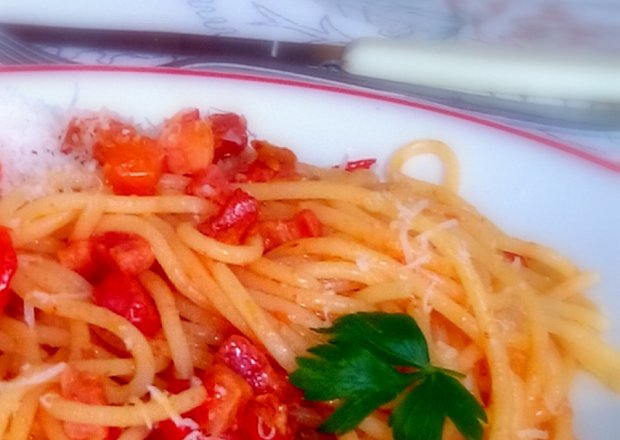 Fotografia przedstawiająca Spaghetti z boczkiem i pomidorkami