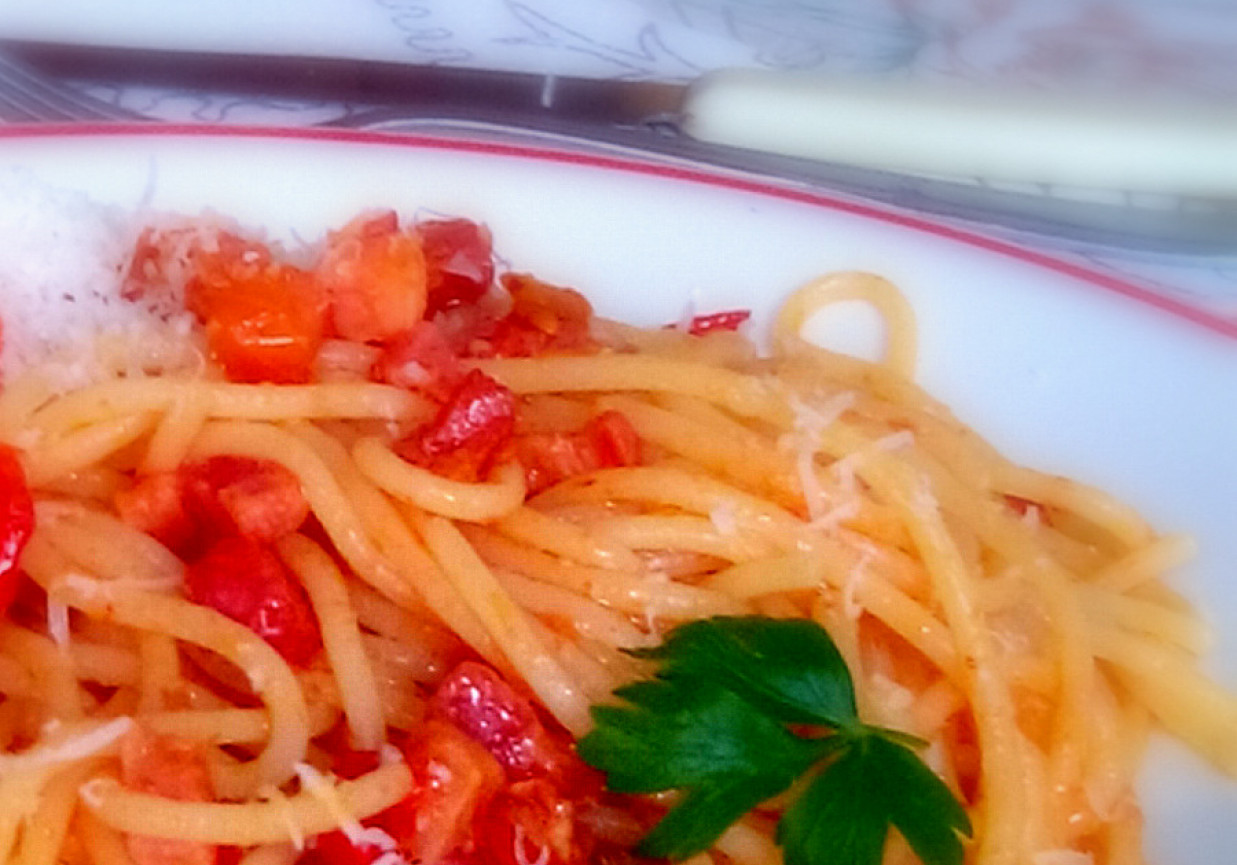 Spaghetti z boczkiem i pomidorkami foto