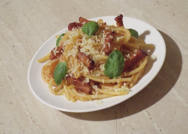 Fotografia przedstawiająca Spaghetti z boczkiem w pomidorach