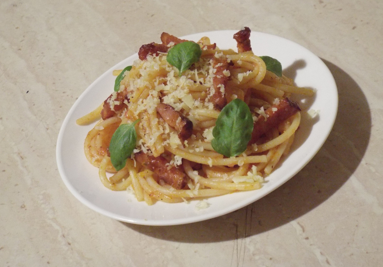 Spaghetti z boczkiem w pomidorach foto