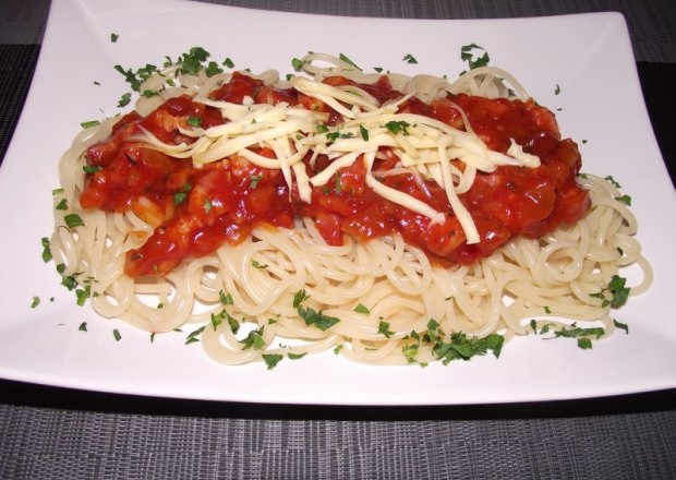 Fotografia przedstawiająca Spaghetti z boczkiem w sosie pomidorowym