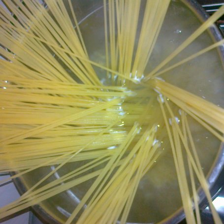 Krok 4 - Spaghetti z boczkiem w sosie pomidorowym foto
