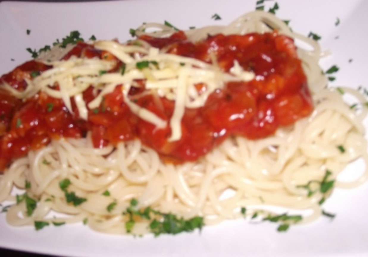 Spaghetti z boczkiem w sosie pomidorowym foto