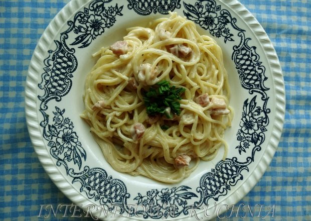 Fotografia przedstawiająca Spaghetti z boczkiem w sosie śmietanowo-serowym