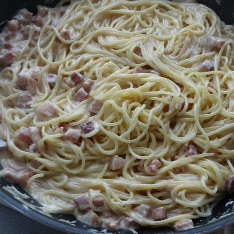 Krok 3 - Spaghetti z boczkiem w sosie śmietanowo-serowym foto