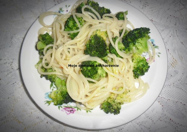 Fotografia przedstawiająca Spaghetti z brokułami, czosnkiem i chilli