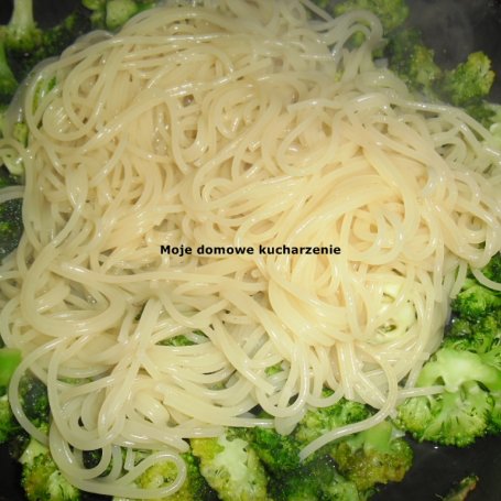Krok 3 - Spaghetti z brokułami, czosnkiem i chilli foto