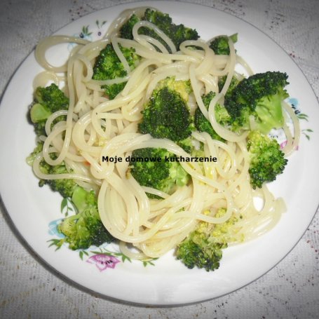Krok 4 - Spaghetti z brokułami, czosnkiem i chilli foto