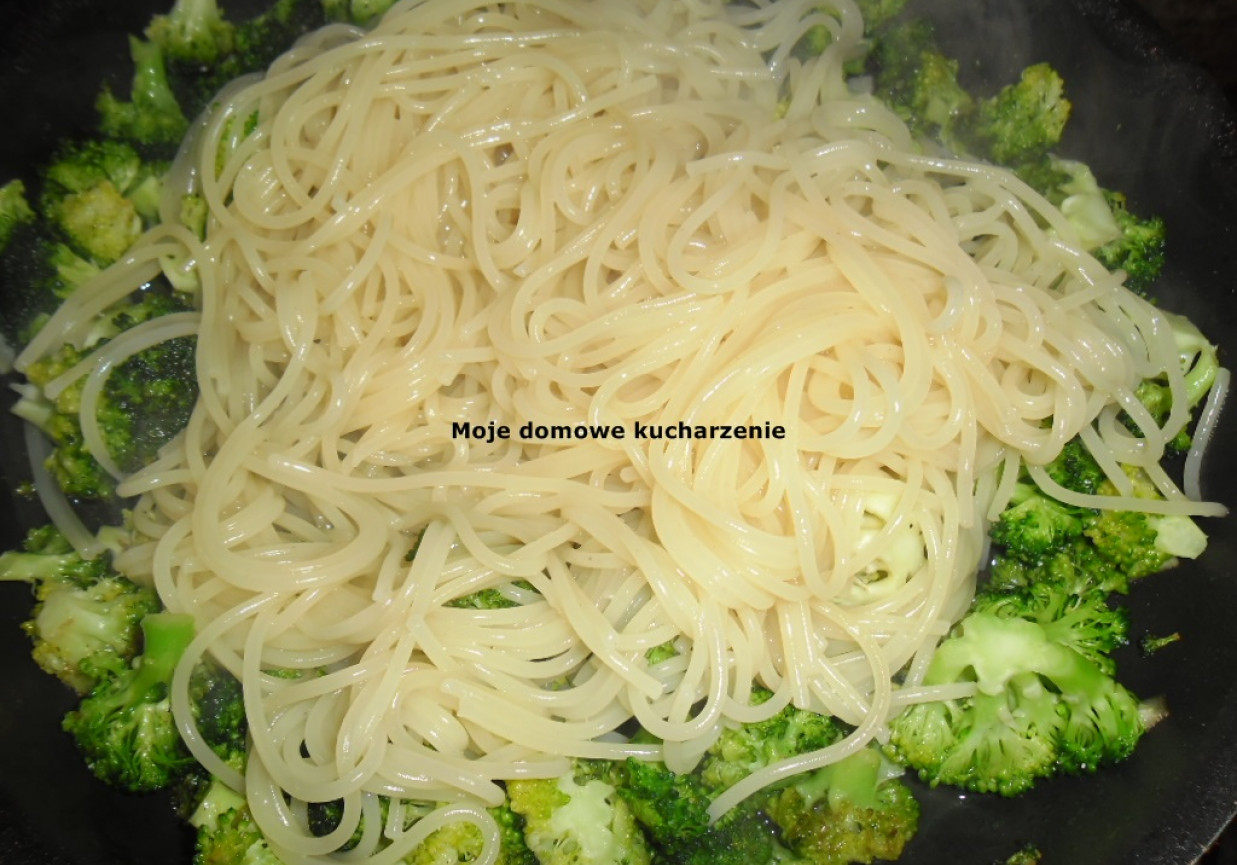 Spaghetti z brokułami, czosnkiem i chilli foto