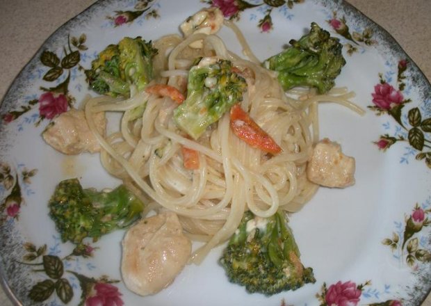 Fotografia przedstawiająca Spaghetti z brokułami i kurczakiem