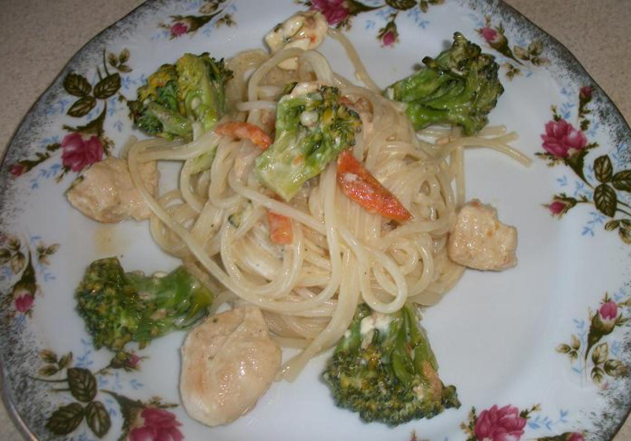 Spaghetti z brokułami i kurczakiem foto